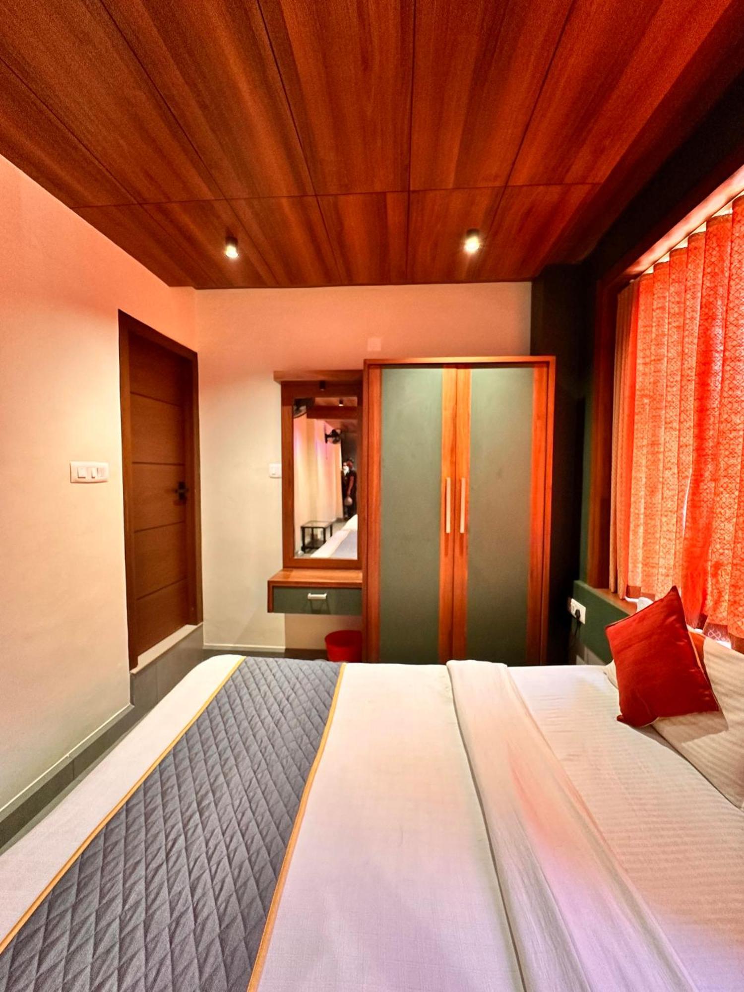 City Palace Hotel Ooty Buitenkant foto